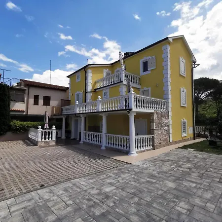 Apartmaji Ana Apartment *