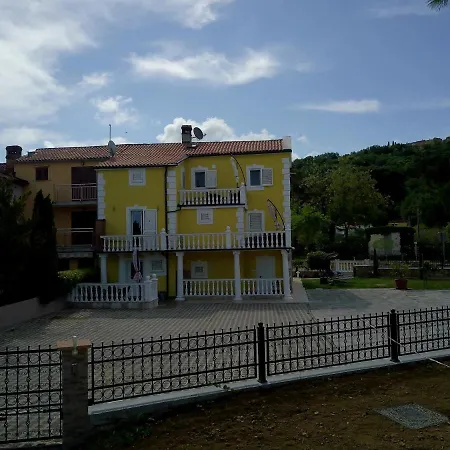 Apartmaji Ana *